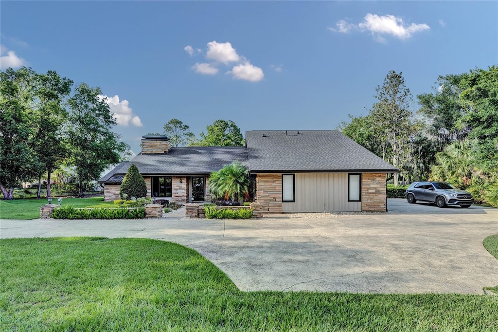 single story home featuring a front lawn