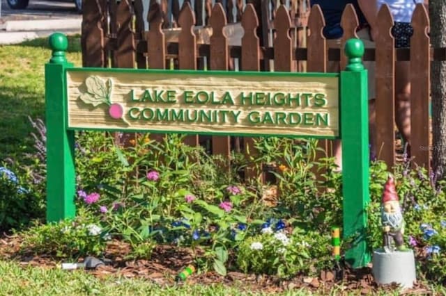 view of community / neighborhood sign