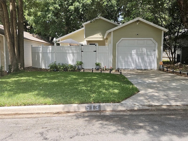 513 Harvard Pl, Apopka, FL 32703 - view of front of home with a front lawn