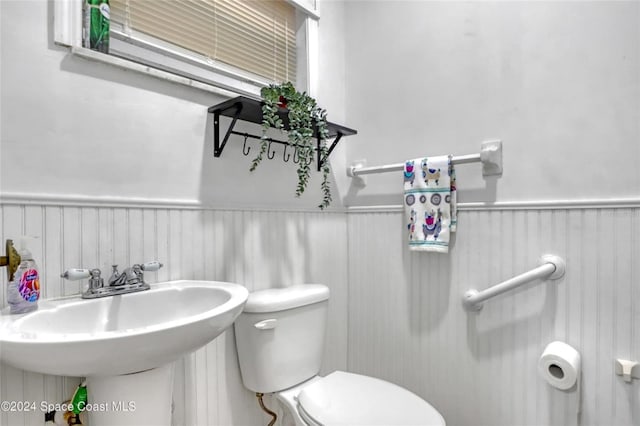 bathroom featuring toilet and sink