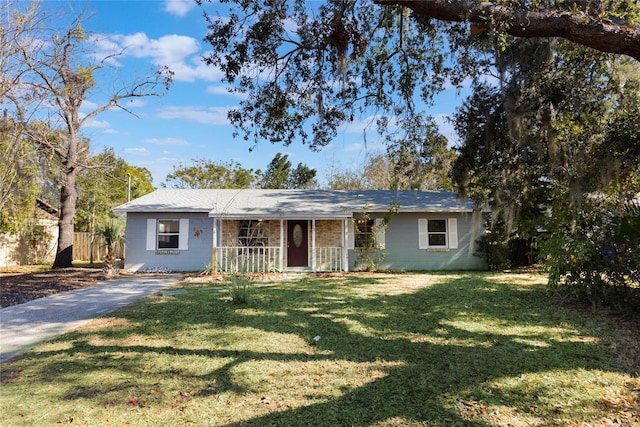 single story home featuring a porch and a front lawn