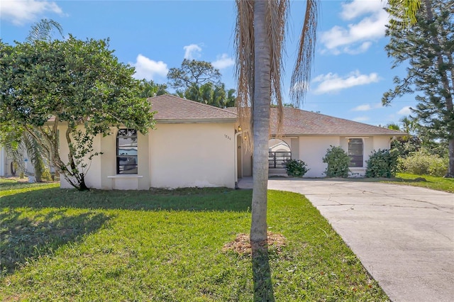 view of front of property featuring a front yard