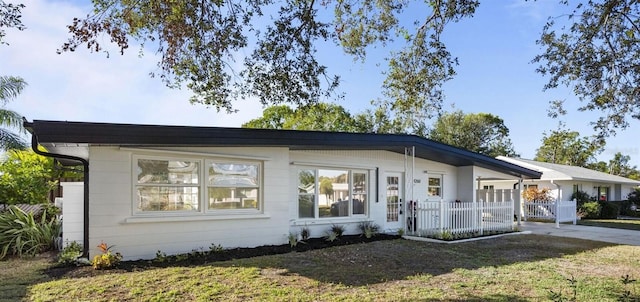 single story home with a front yard