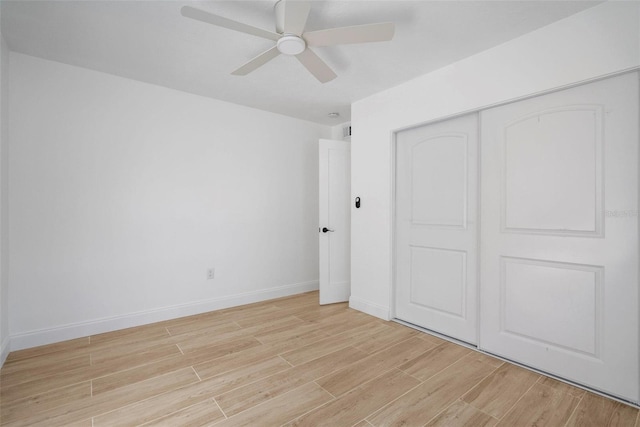 unfurnished bedroom featuring ceiling fan and a closet