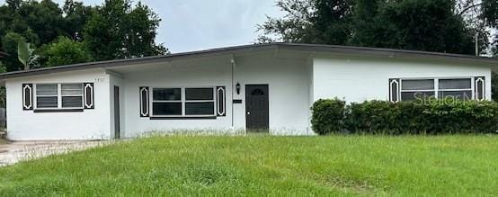 view of front of house featuring a front yard