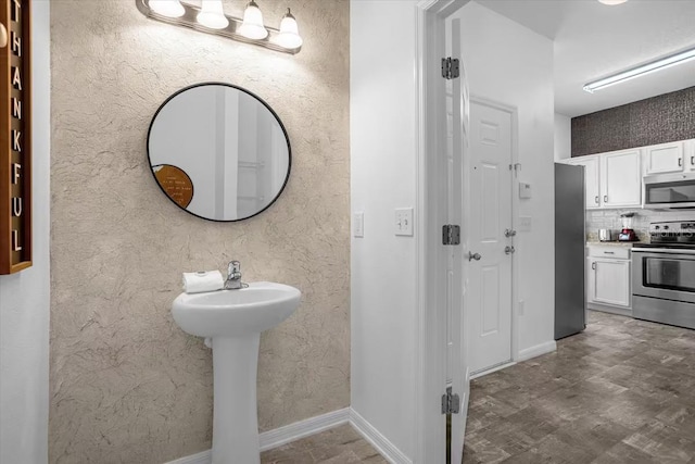 bathroom featuring tasteful backsplash