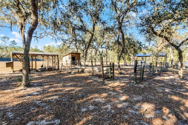 view of yard with an outbuilding