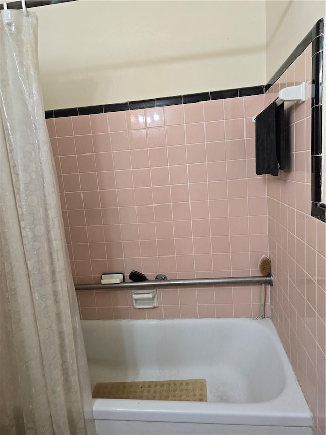 bathroom featuring shower / bathtub combination with curtain