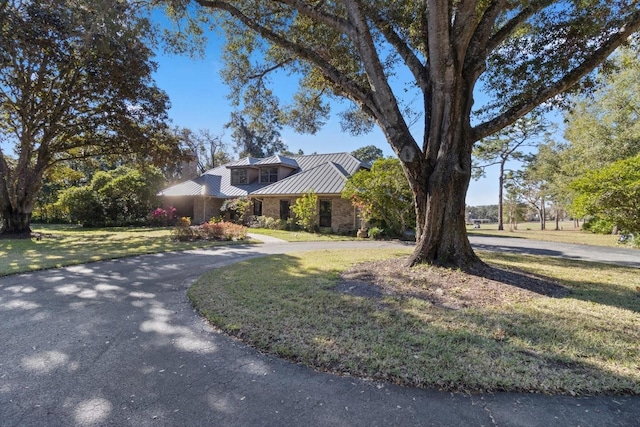 view of front facade featuring a front yard