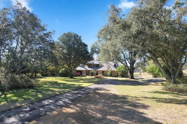 view of front facade featuring a front lawn