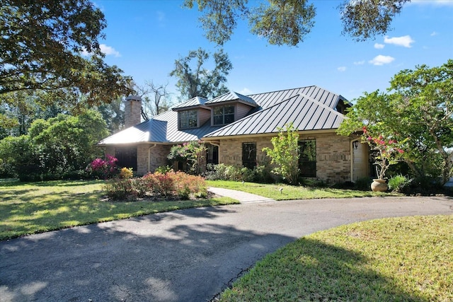 view of front of house featuring a front lawn