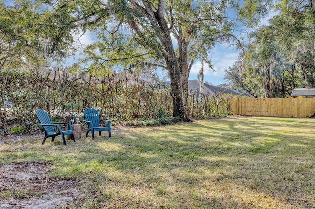 view of yard featuring a mountain view