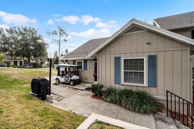 view of front of property with a front lawn