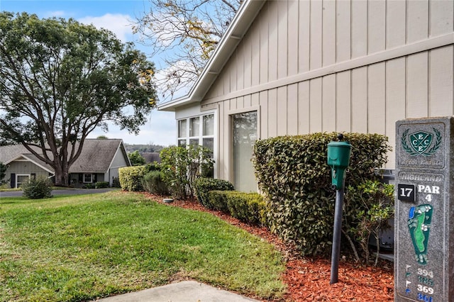 view of side of property featuring a lawn