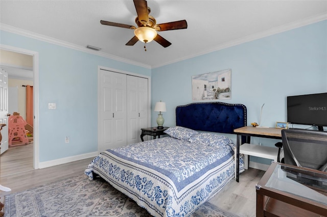 bedroom featuring ceiling fan, wood-type flooring, crown molding, and a closet