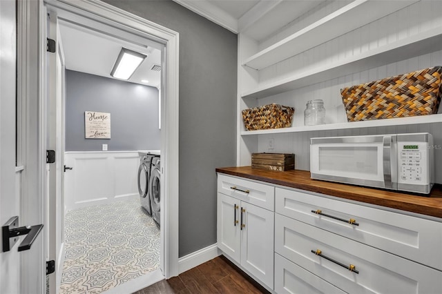 interior space featuring crown molding and washing machine and dryer