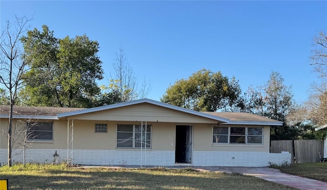 ranch-style home featuring a front lawn