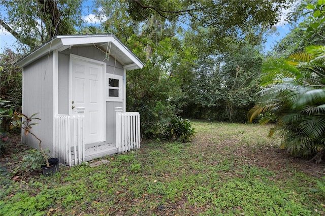 view of yard with a storage shed