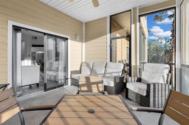 sunroom with ceiling fan