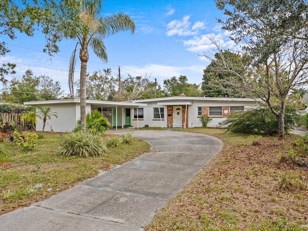 single story home with a front lawn