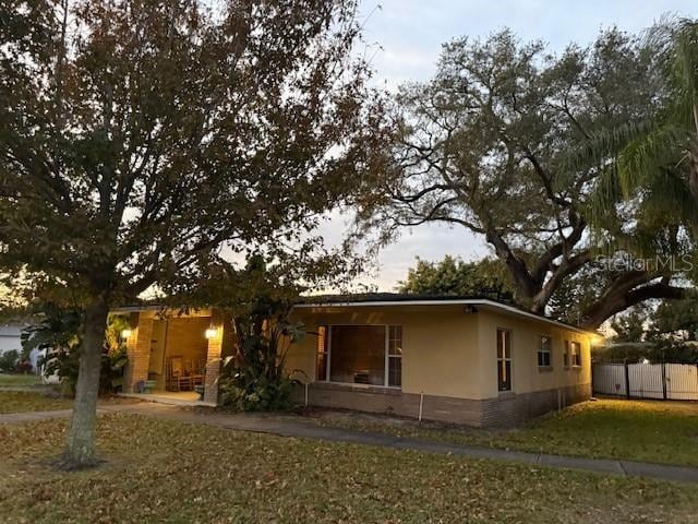 single story home with a front yard