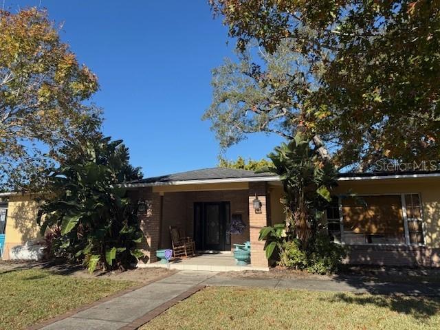 view of front of property with a front lawn