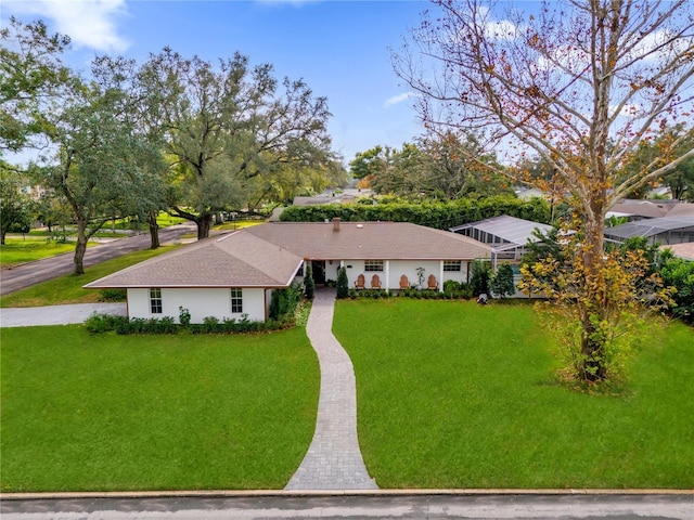 single story home featuring a front yard