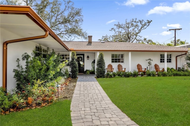 view of front of property featuring a front lawn