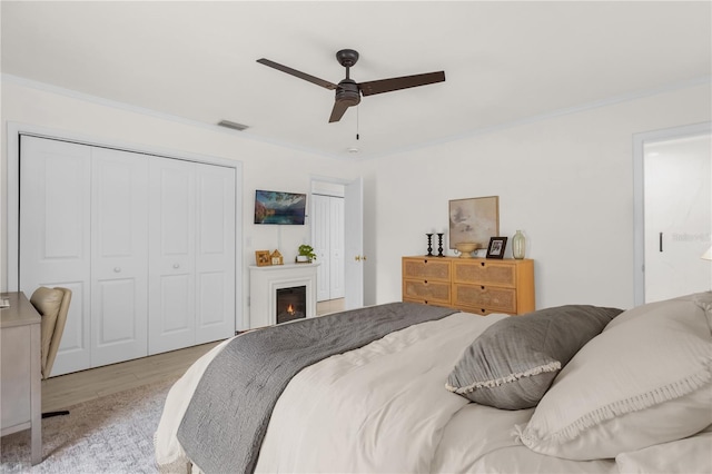 bedroom featuring light hardwood / wood-style floors and ceiling fan