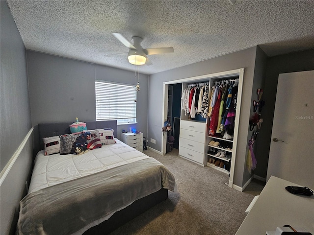 bedroom with ceiling fan, carpet floors, a textured ceiling, and a closet