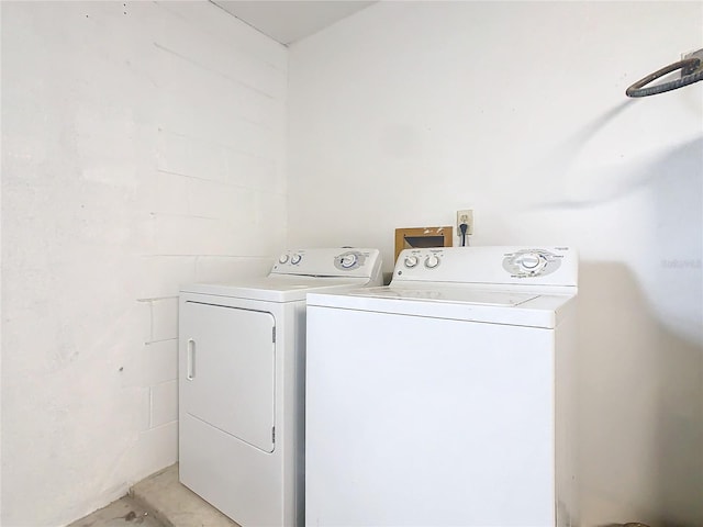 washroom featuring washing machine and clothes dryer