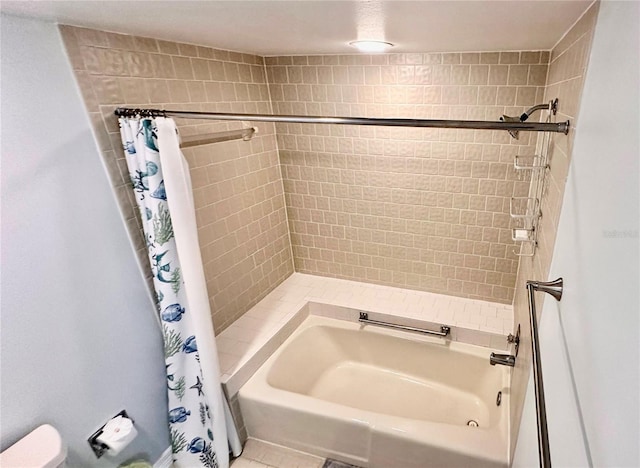 bathroom featuring shower / tub combo