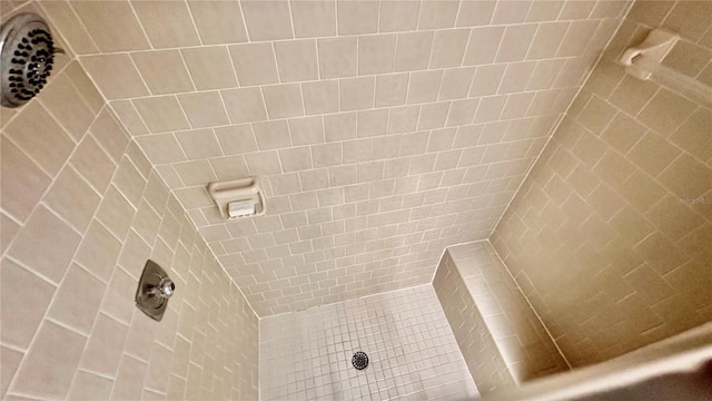 bathroom featuring a tile shower