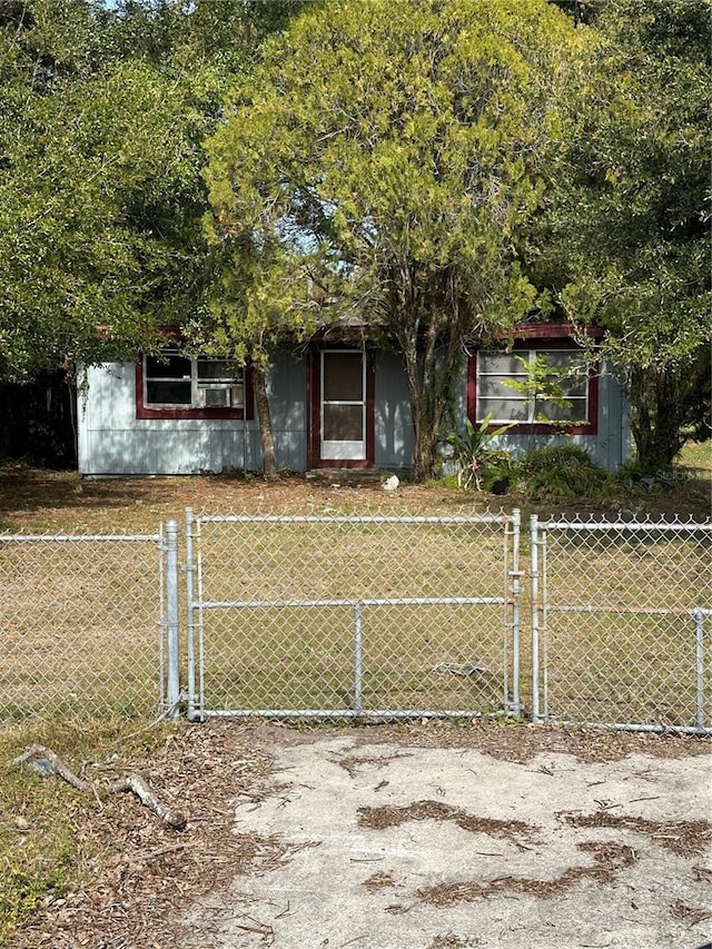 view of front of property featuring a front lawn