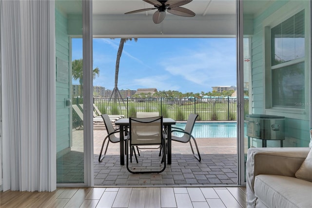 sunroom with ceiling fan