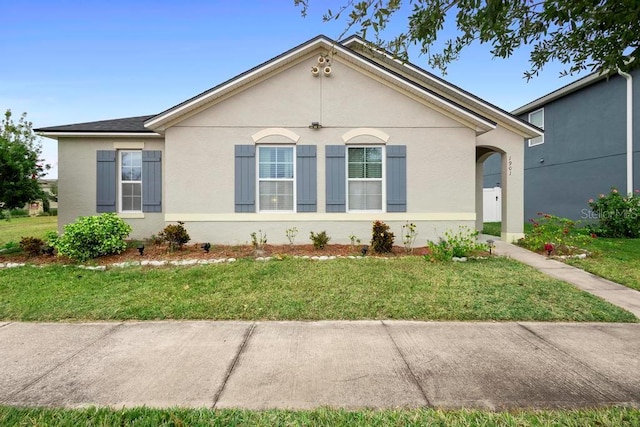 view of front of property with a front yard