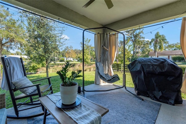 sunroom with ceiling fan