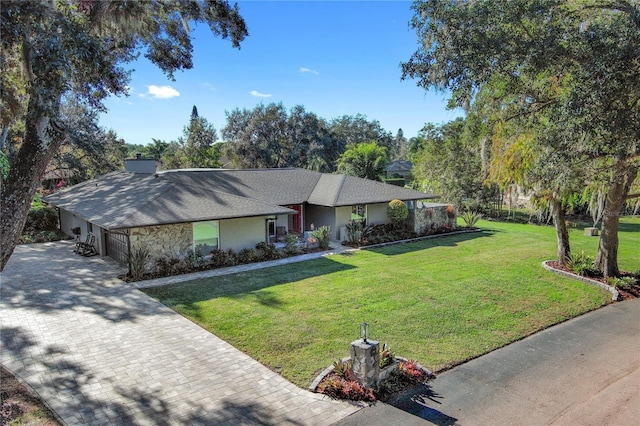 ranch-style house featuring a front yard