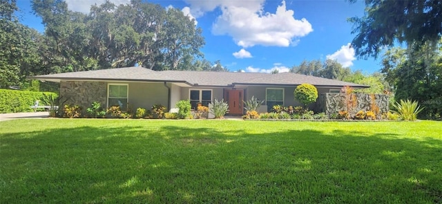 ranch-style home featuring a front lawn