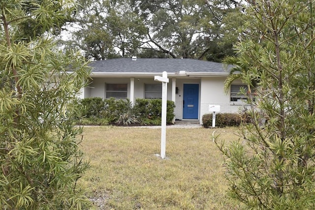 view of front of property featuring a front lawn