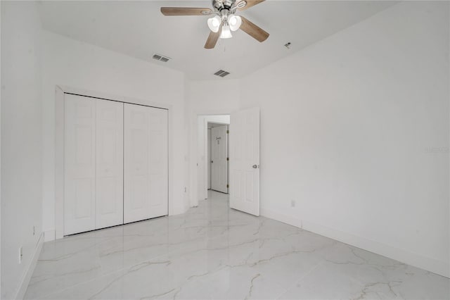 unfurnished bedroom featuring ceiling fan and a closet