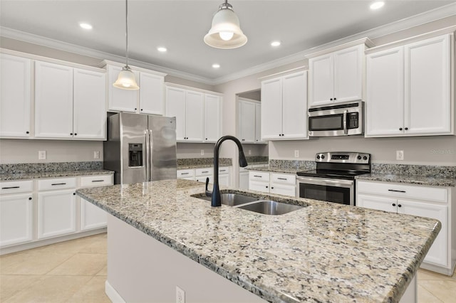 kitchen with a kitchen island with sink, pendant lighting, stainless steel appliances, and sink