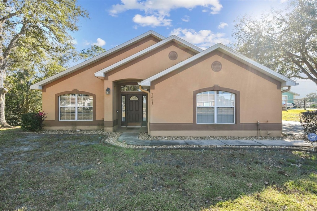 view of front of house with a front lawn