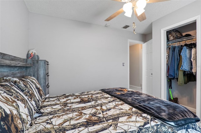 bedroom featuring ceiling fan, a textured ceiling, and a closet