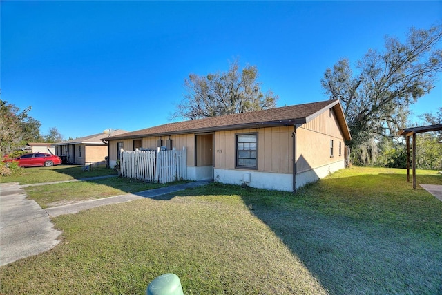 ranch-style house with a front yard