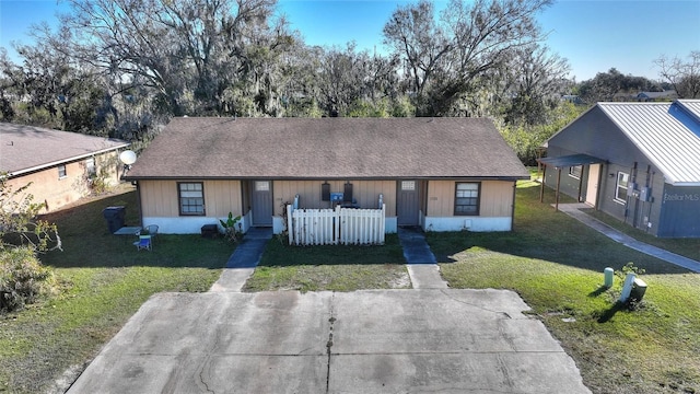 view of front of property featuring a front yard and a carport