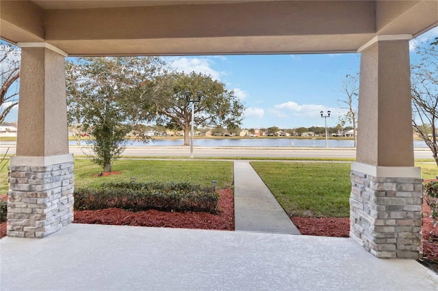 view of yard featuring a water view