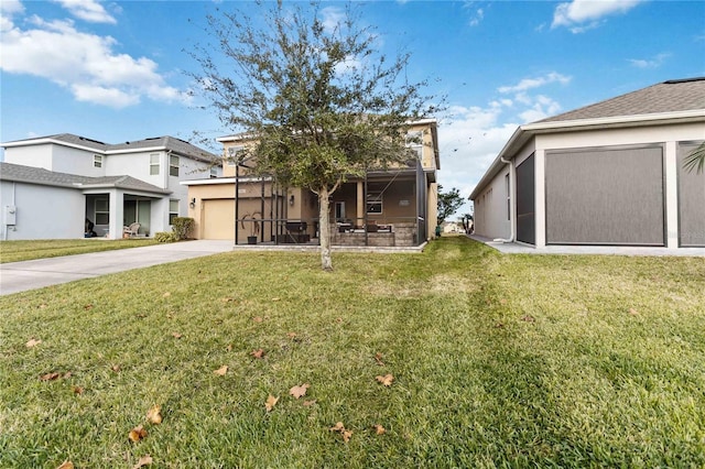 view of front of property featuring a front lawn