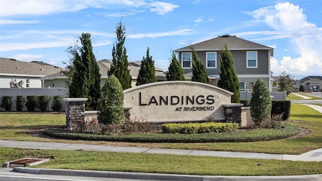 community / neighborhood sign featuring a lawn