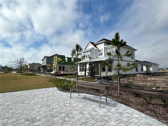 view of property's community featuring a lawn